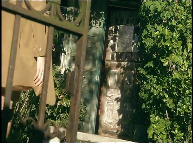 สาวน่าเย็ดอีโรติกโดนกระแทกหีอย่างดุเดือดขณะที่พวกเขาแกว่งตัวนอกบ้านกับผัวของเธอ