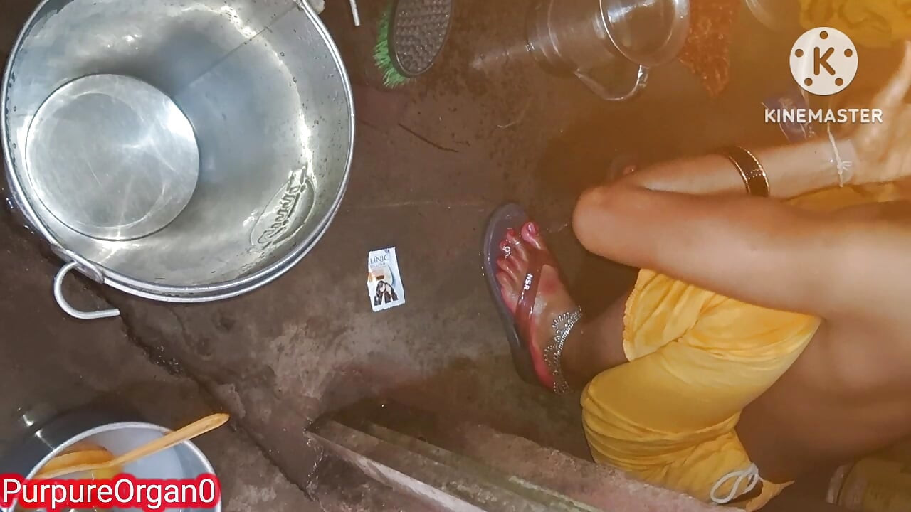Abang ipar meletakkannya di pantat kakak ipar semasa mandi