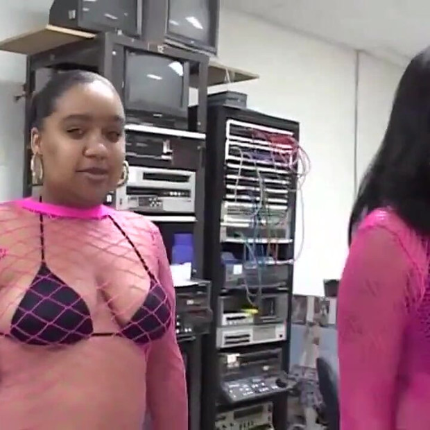 Seksi crna djevojka puši veliki kurac... Svrši u usta