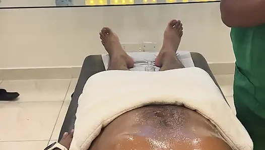 Leyne rodriguez: sesi latina hot dengan seragam pijat yang penuh minyak
