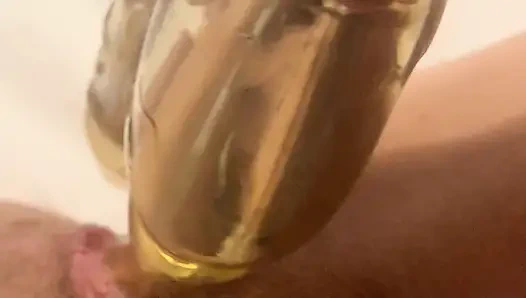 Orta yaşlı seksi kadın sert boşalıyor ve oyuncağının üzerinde yüksek sesle inliyor