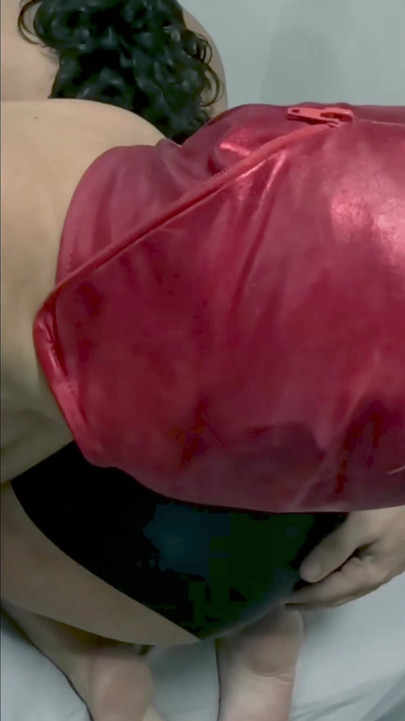 Moment inoubliable de « Ma femme blanche coquine montre sa chatte étroite et rose »