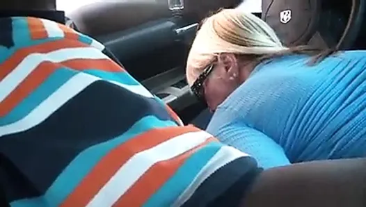Une femme suce une grosse bite noire pour obtenir le tarif de taxi gratuit