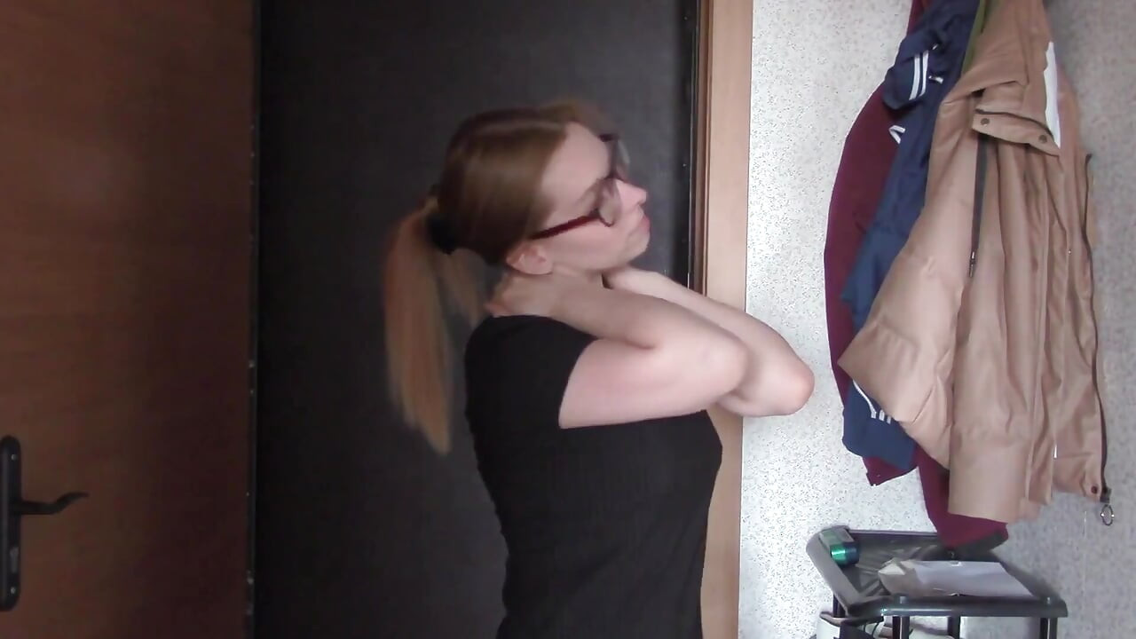 Depois do trabalho, a beleza se masturba para o pornô com lésbicas