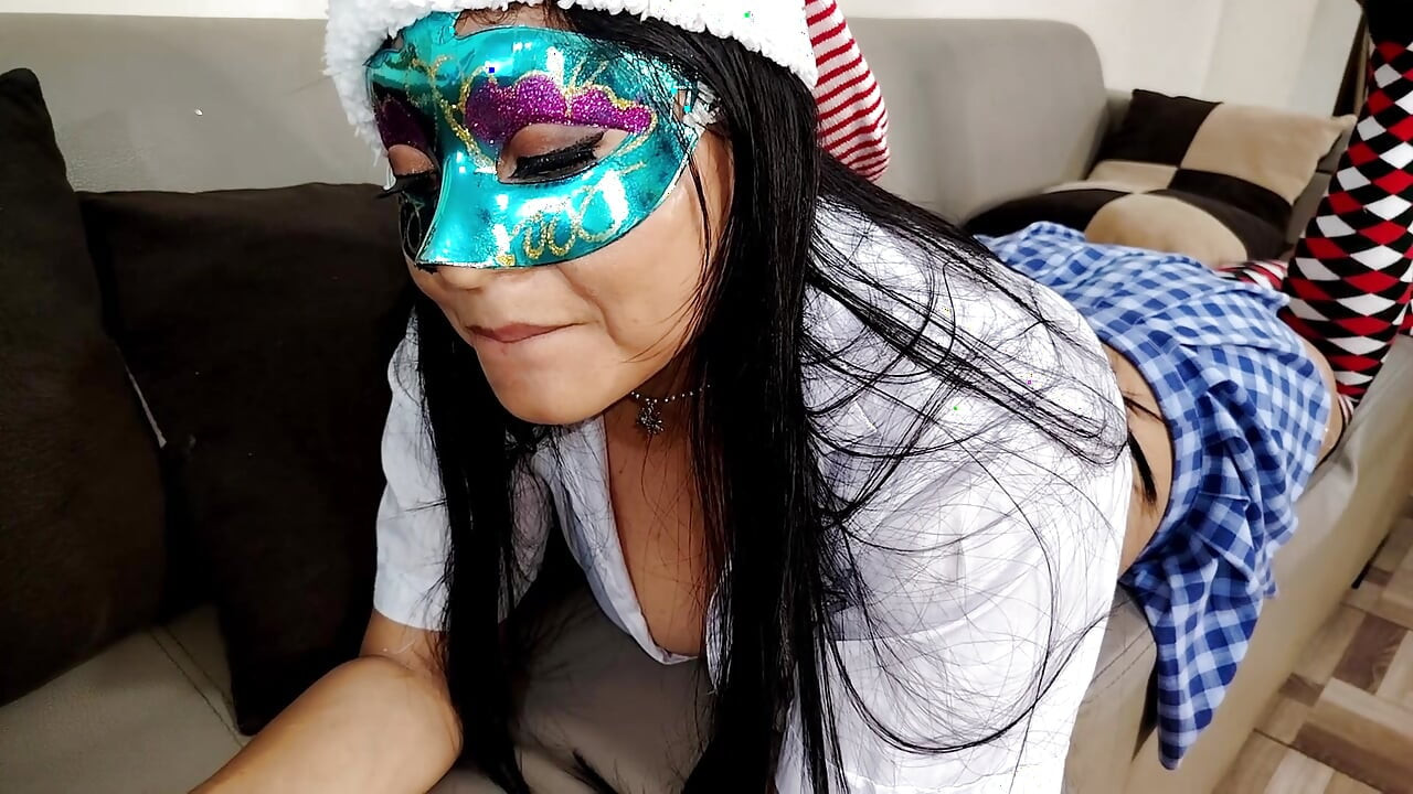 Atrapado en el sofá: padrastro disciplina a su hijastra sucia