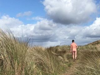 Nudist am Strand im April 2019