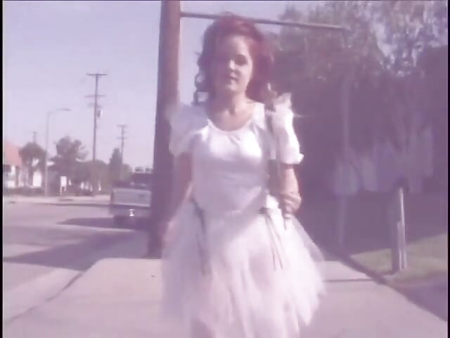 Lal balon vali bauni beb sundar dost ko lnd chusaee deti hai