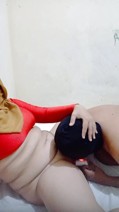 stepbrother had sex with stepsister in the rom while taking a show