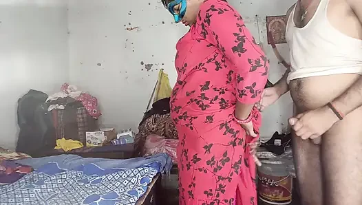 Üvey kız kardeş götüne vurdu, üvey erkek kardeşinin yarağını emiyor ve yarağından su emiyor Hintçe ses