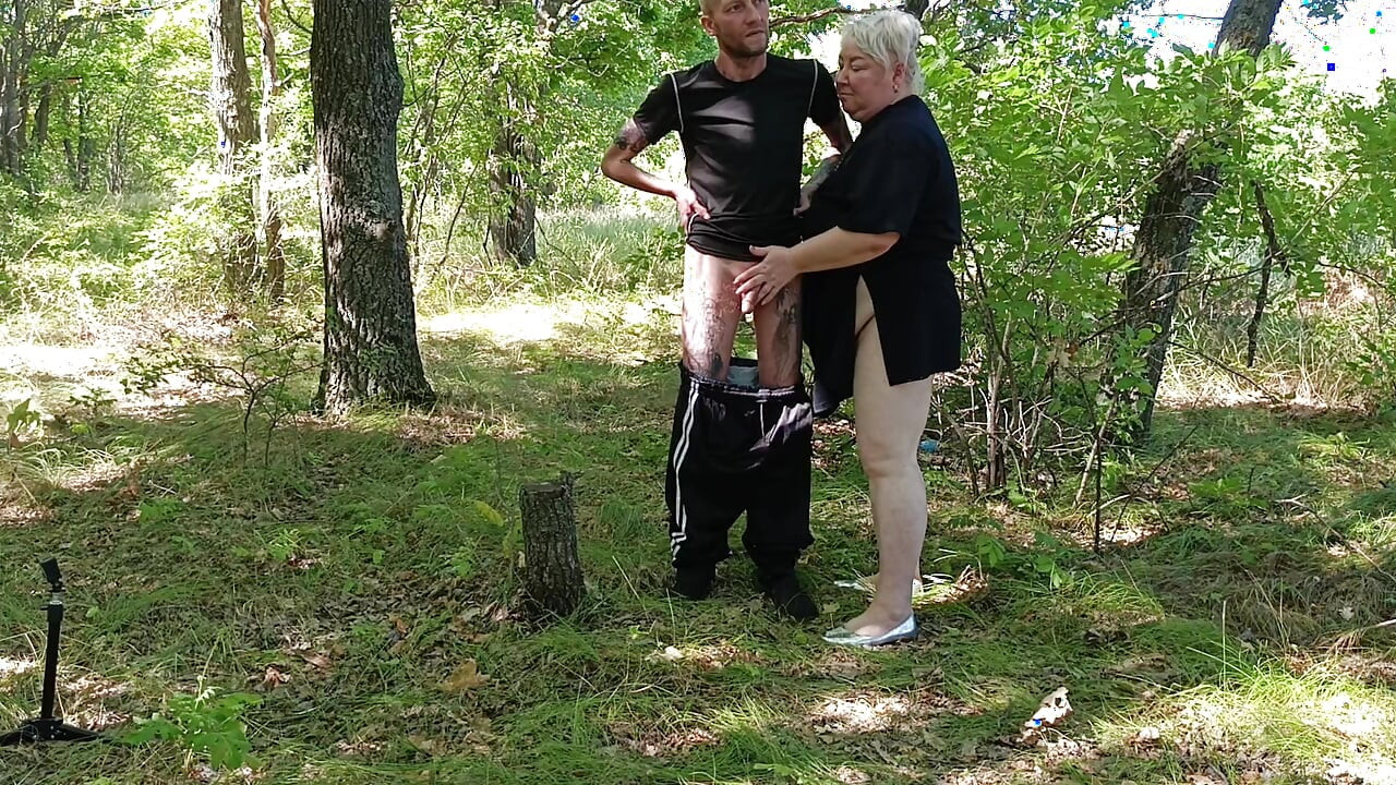 Stepmom gives a public blowjob in the park