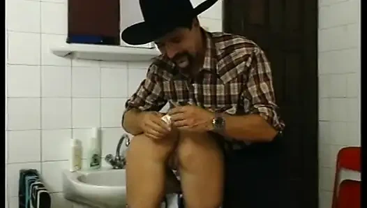 Pantat sempit dewa brunette disodok di kamar mandi