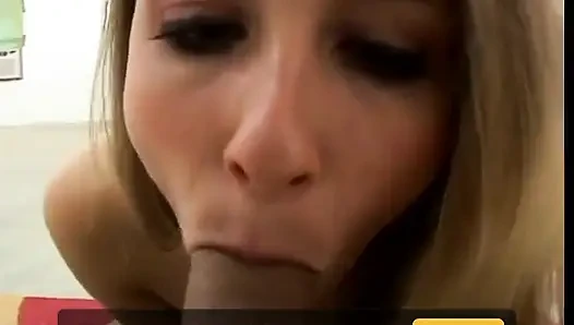 Geile blonde schlampe gibt blowjob von POV und erwischt cumshot mit ihrem arsch