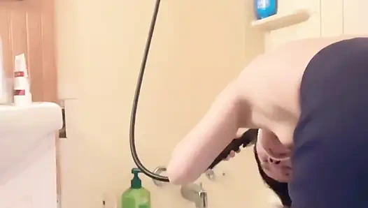 Hana waschen ihre haare auf der badewanne, kleine titten, so schön