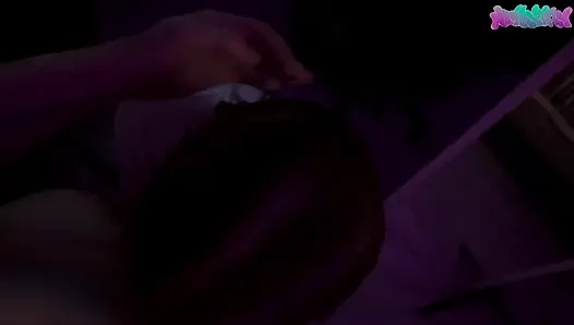 Tombul oyuncu bebek tutkulu yağmurlu gün dölleme sırasında gözlerini yuvarlıyor