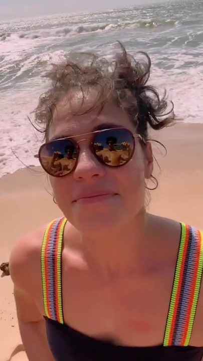 April Big Ass gosta de uma fantasia de esportes aquáticos bagunçados na praia | Clipe 1