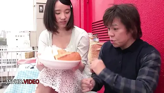 Schlanke asiatische schönheit gibt unvergesslichen blowjob vor der hardcore-session