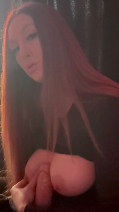 สาวรุ่นแม่น่าเย็ดนมยาวอิตาลีนมใหญ่สุดฮอตใช้มือกับดิลโด้ขณะสูบบุหรี่ | คลิป 1