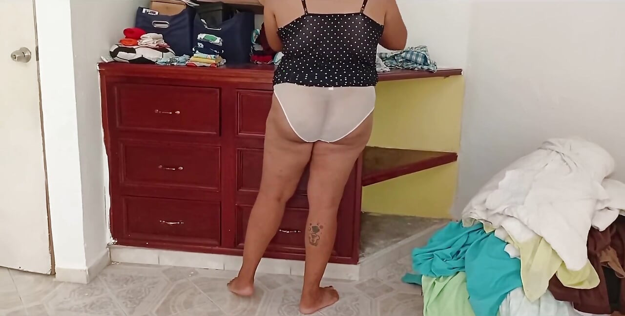 สาวอวบกําลังติ้วหีในห้องและพับเสื้อผ้า