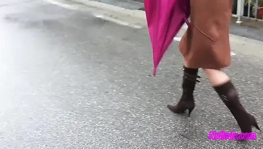 Nyllady fährt ihren roten punto in high heelsed stiefeln