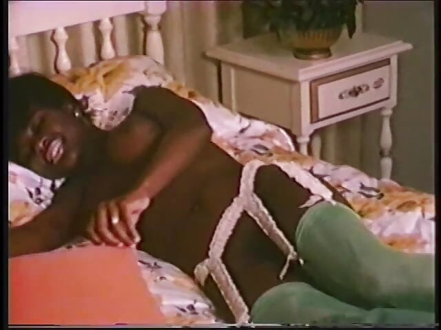 Retro zwarte pornoster Sissy Roscoe toont haar prachtige naakte lichaam