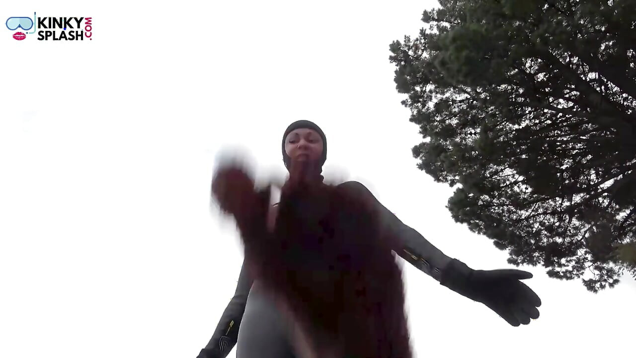 Wetsuit Giantess pronalazi malu igračku zadirkivanu