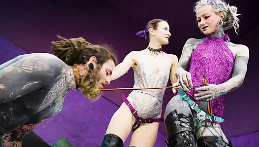 Büyük dövmeli sürtük aynı anda her iki takma yarağı da alıyor - çifte domina yıkımı