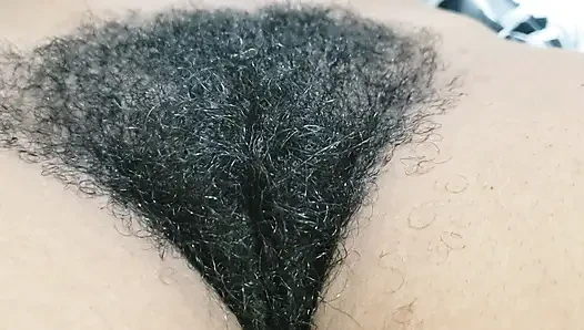 Momen tante semok dengan memek berbulu amatir ini dientot habis-habisan
