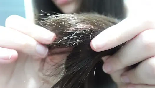 Seorang gadis India menyisir rambutnya sambil bugil, lalu membuat video asmr dirinya sendiri menyisir rambutnya, lalu menampilkannya dari dekat, membuat asmr