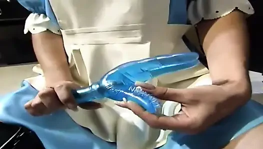 Brünettes zimmermädchen wird gefesselt