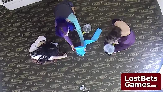 The Strip Elefino melucuti pakaian dalam si pecundang terlebih dahulu