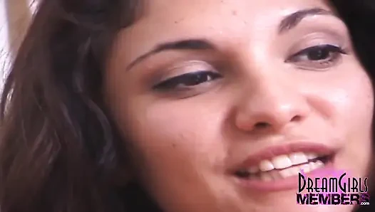 Latina gestapelte schönheit ist erstaunlich in selbstgedrehtem casting-video