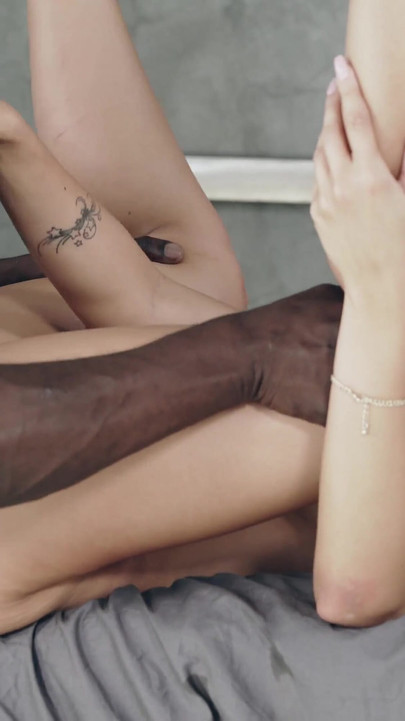 Ez az angyal spriccel az első fekete-fehér baszása során