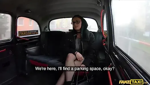 Fake Taxi - file çoraplı asosyal hatun Klaudia Diamond kocasını aldatıyor