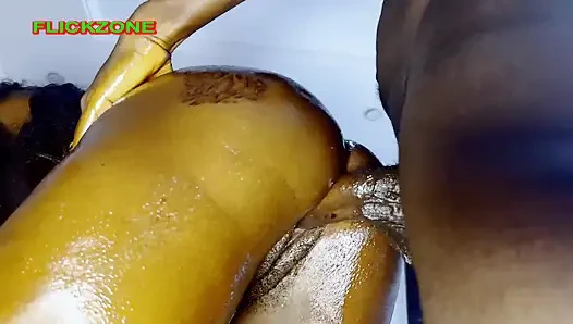 Я трахаю ее на стуле раком и кончаю в ее киску