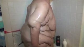 SSBBW Sweetcheeks prend une douche