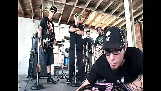 Давай трахаем вместе эту возбужденную шлюшку: она хочет два больших хуя!!