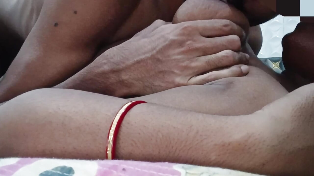 Caliente india esposa consigue follada en misionero con intensos besos - real indio amateur