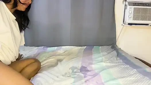 Üniversiteli arkadaşının yarağını fışkırtıyor