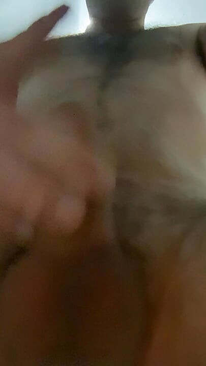 Solo de homem peludo se masturbando com gozada