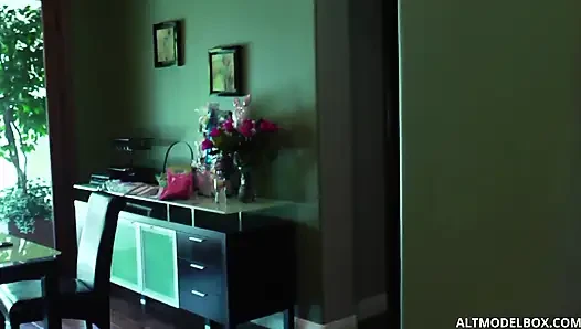 Memek remaja polos yang pemalu dijilat dalam aksi lesbian