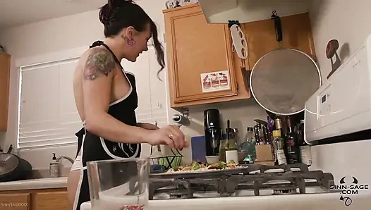 Office Pizza Party Giantess Featuring Sinn Sage