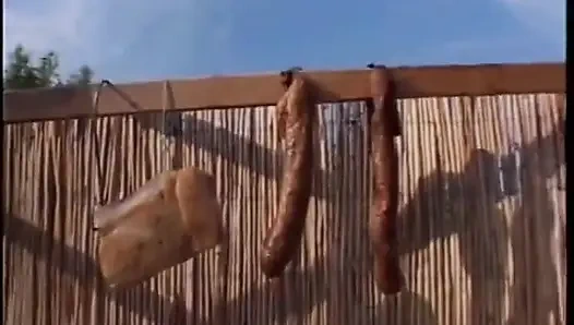 Cewek tetek besar menyepong dong pria di luar ruangan dan menidurinya