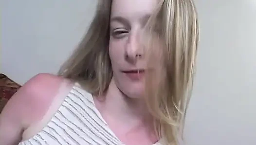 Возбужденная крошка наслаждается вырубкой жесткого шеста, проникающего в ее тугую киску