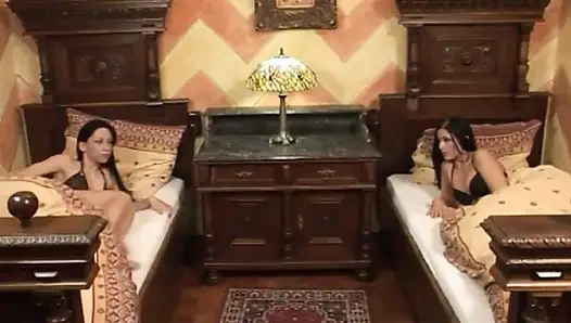 Aksi hot lesbian dua tante seksi yang saling jilat memek satu sama lain di ruangan 69