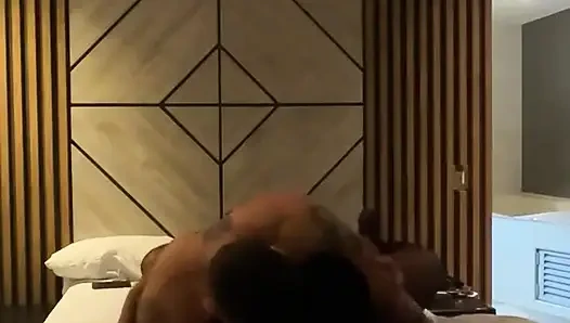 Die unterwürfige Ehefrau hat spritzende Orgasmen, die überall auf dem Bett nassen