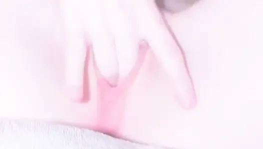 Pembe bakire amcık tek başına mastürbasyon yapıyor