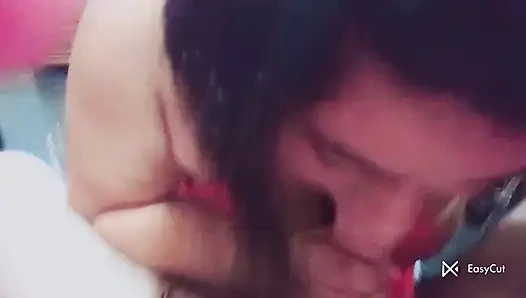 Blowjob latina berakhir dengan air mani di mulutnya