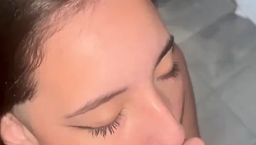 Die kleine schlampe lutscht riesigen schwanz