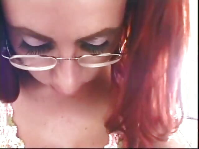 Chica trans pelirroja perfora el trasero de un chico