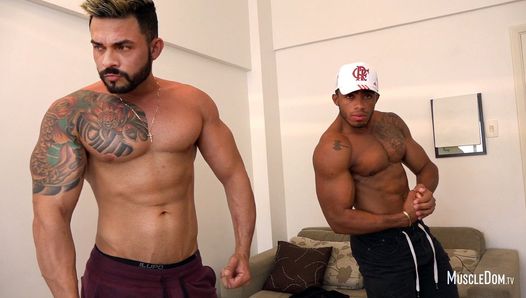 Spieren aanbidden twee coole jongens